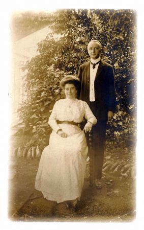 Toldv  sen  Toldkontroll  r Vilhelm Bay    Bay med kone efter vielsen i oktober 1908