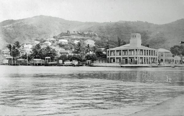 Charlotte Amalie   Kings Warf og Hamburg Amerika Linjens  HAL  hovedkontor samt toldkammeret. Ca. 1916.