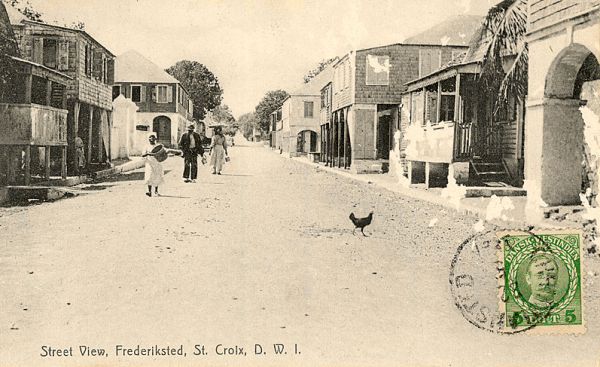 Bygninger   Gadeliv i Frederiksted. 1905.22. Kort fra nr. 34 Hjer i Frederiksfort til nr