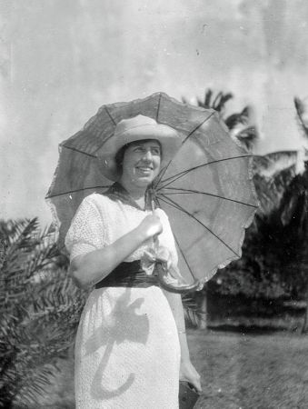 Kvinde under parasol