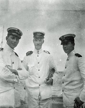 Fra venstre premierl  jtnant Holger Emil Foss og i midten reservel  ge M  rtensson. 3. person er ukendt