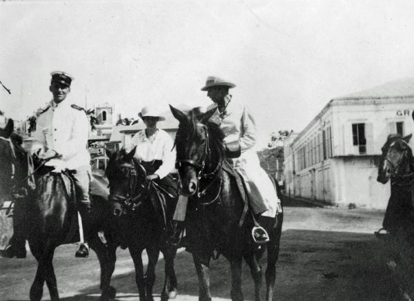 Premierl  jtnant Holger Emil Foss til hest med to kvinder ved Grand Hotel i Charlotte Amalie