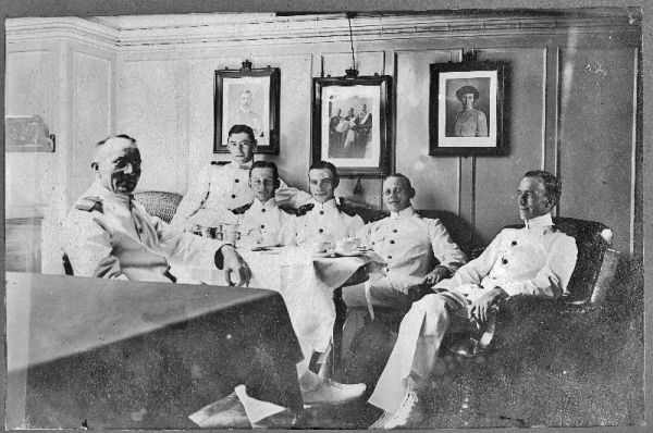 Valkyriens officerkorps. Som nr. 3 fra venstre ses premierl  jtnant Holger Emil Foss
